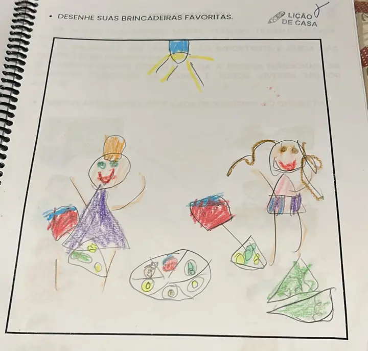 Desenho de criança na lição de casa: duas figuras sorrindo, uma de vestido roxo e cabelo laranja para cima, brincando ao sol